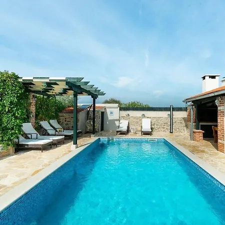 Stone Mia With Pool *